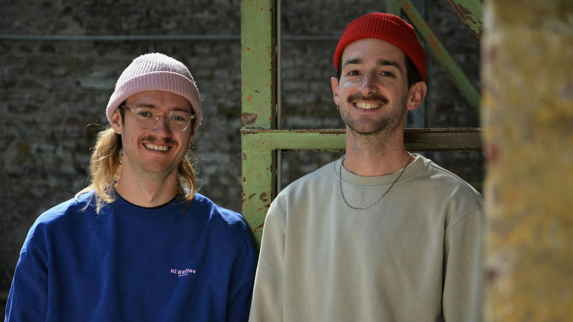 Joshua von Söhnen (links) und Patrik Thies stehen in der Rufffactory, im Vordergrund sieht man eine Mauer.