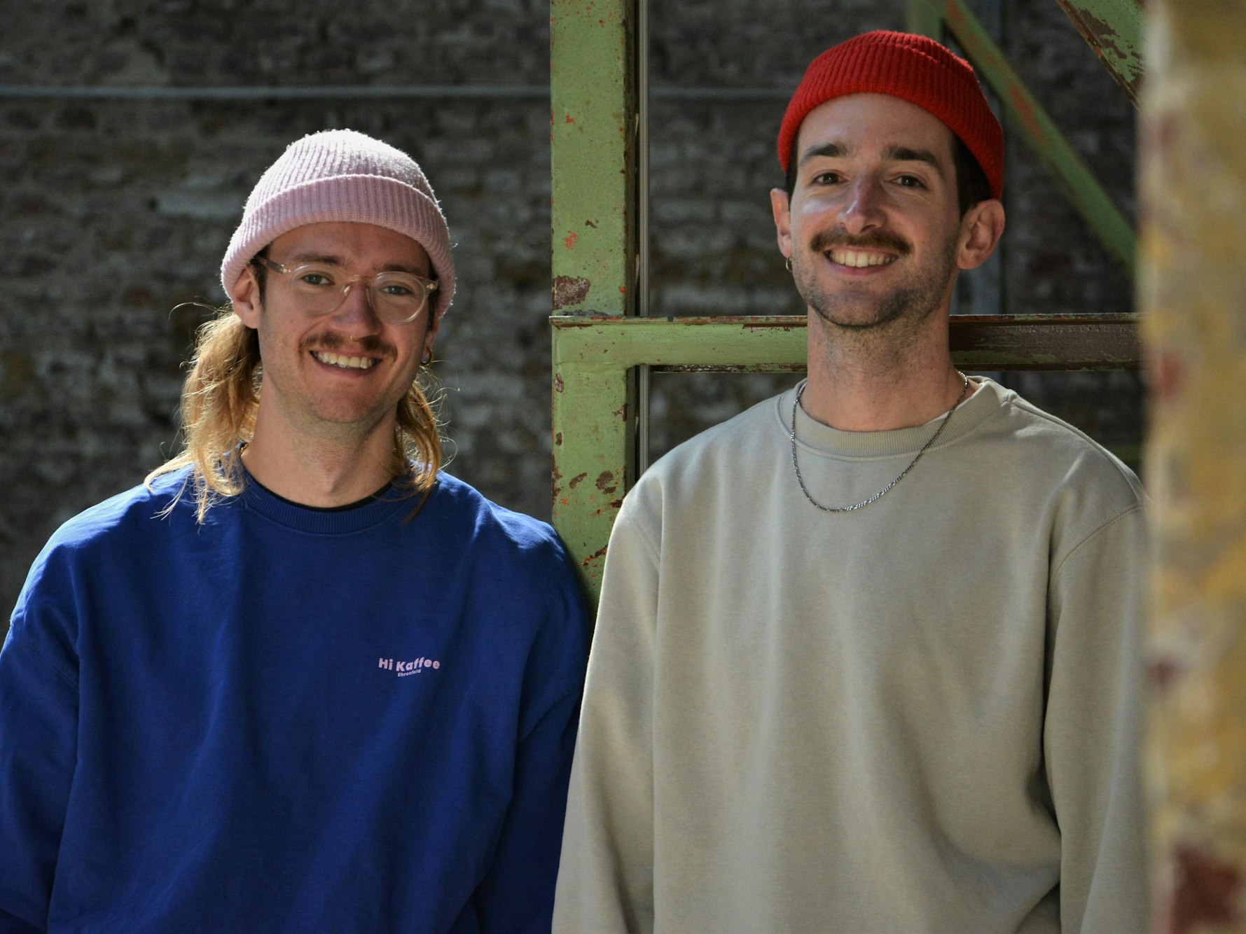 Joshua von Söhnen (links) und Patrik Thies lachen in die Kamera.