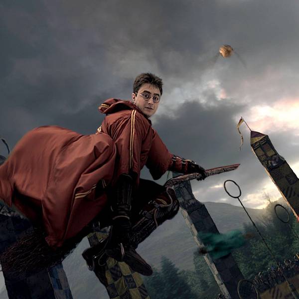 Harry Potter, gespielt von Daniel Radcliffe, auf einem Besen bei einem Quidditch-Spiel.