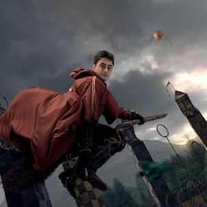 Harry Potter, gespielt von Daniel Radcliffe, auf einem Besen bei einem Quidditch-Spiel.