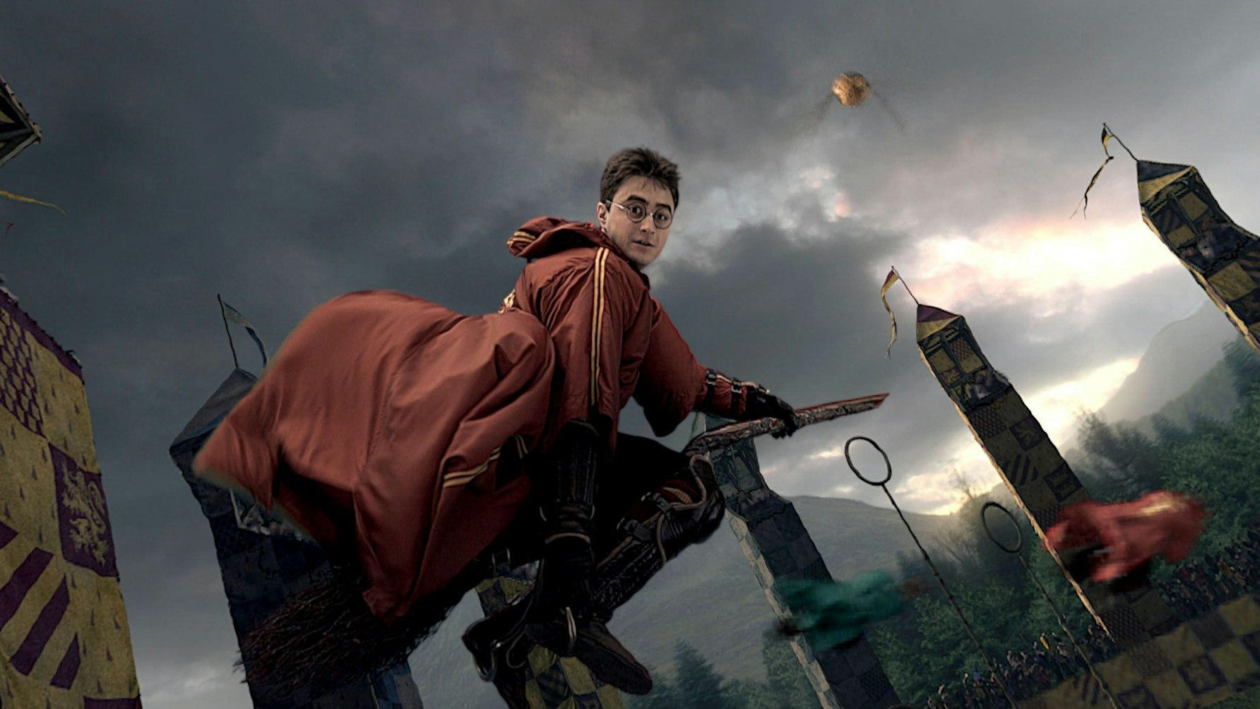 Harry Potter, gespielt von Daniel Radcliffe, auf einem Besen bei einem Quidditch-Spiel.