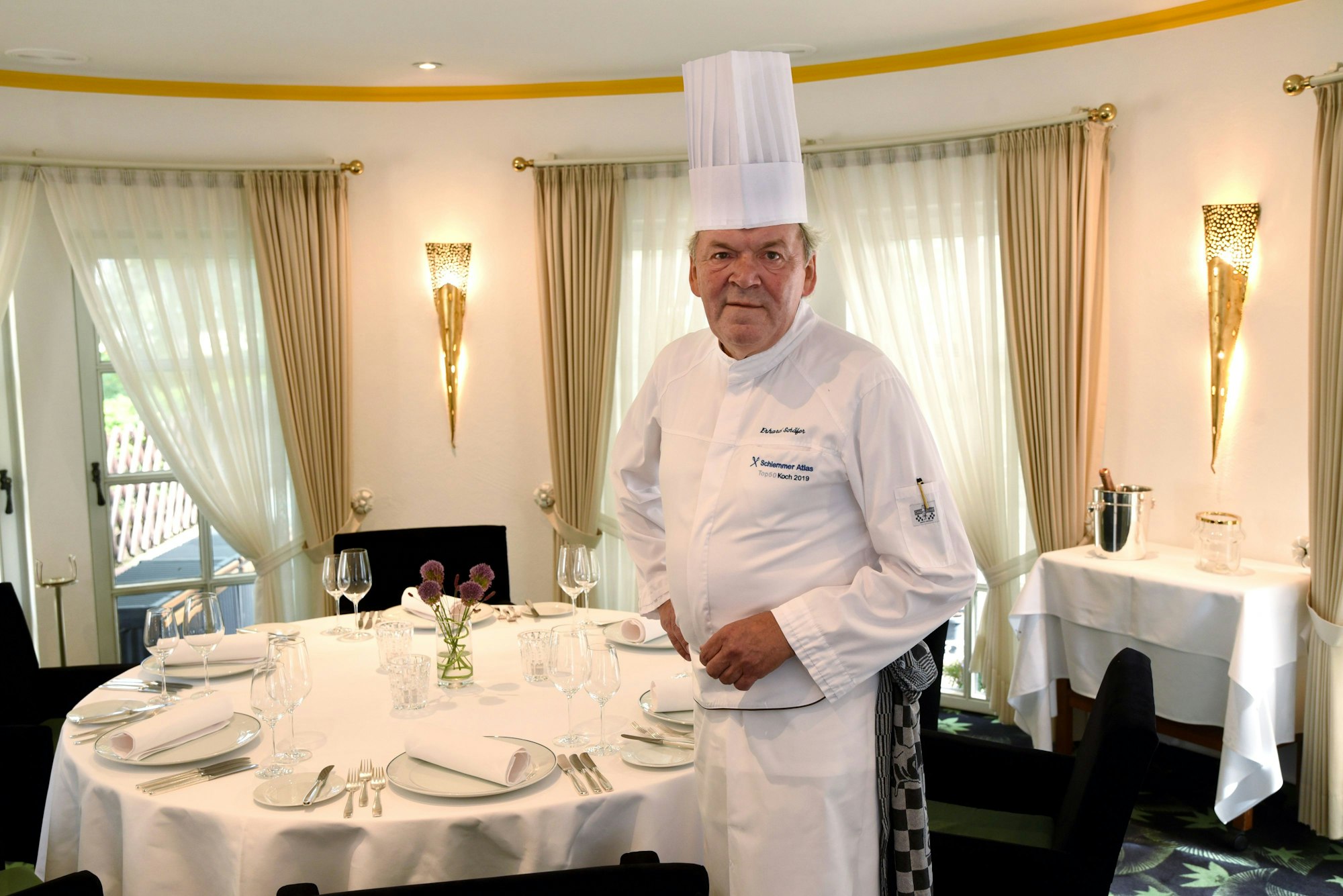 Erhard Schäfer steht in seinem „Maître im Landhaus Kuckuck“ in Müngersdorf