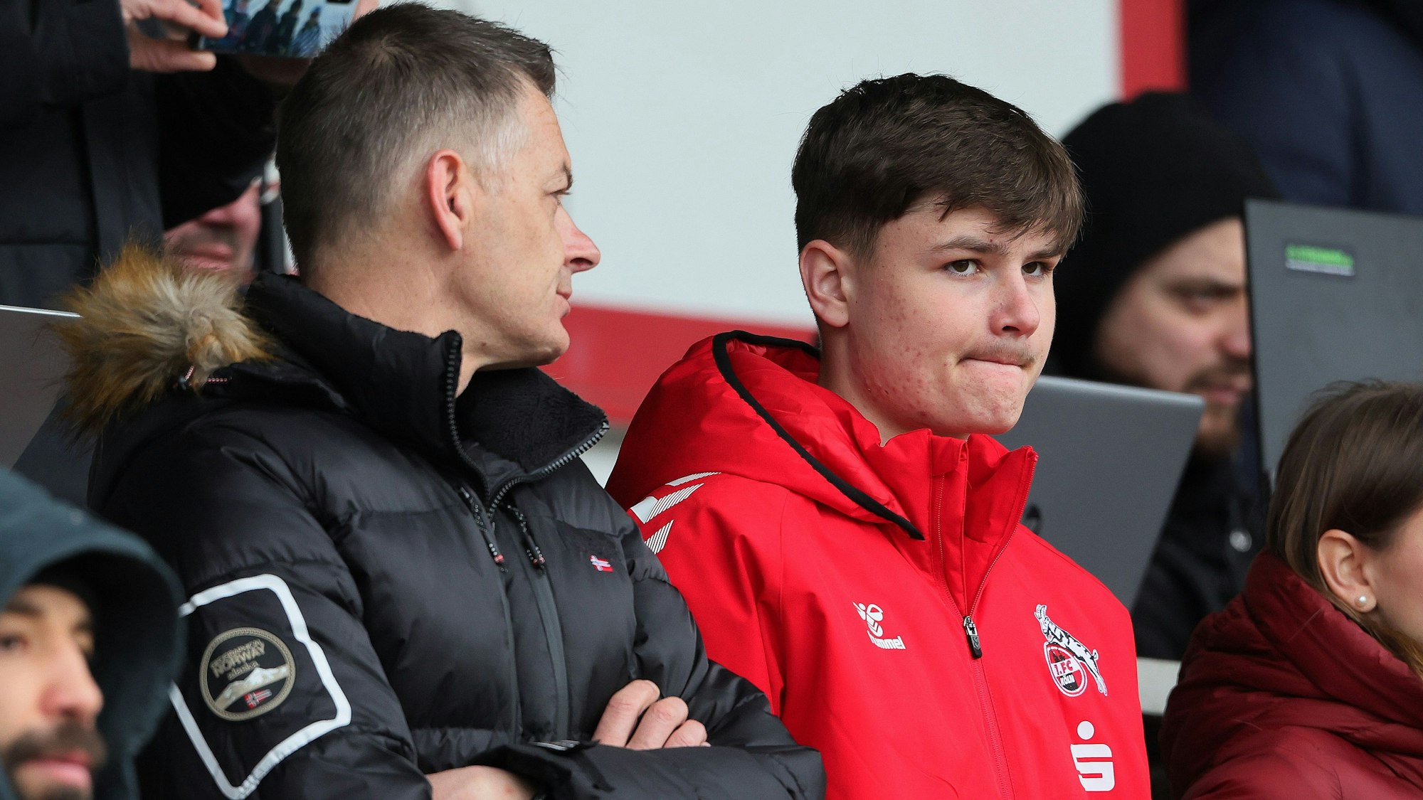 1.FC Köln U19 vs. Hertha BSC Berlin U19, DFB Pokal Halbfinale, auf der Tribüne: Jaka Cuber Potocnik mit seinem Vater, 03.04.2023, Bild: Herbert Bucco