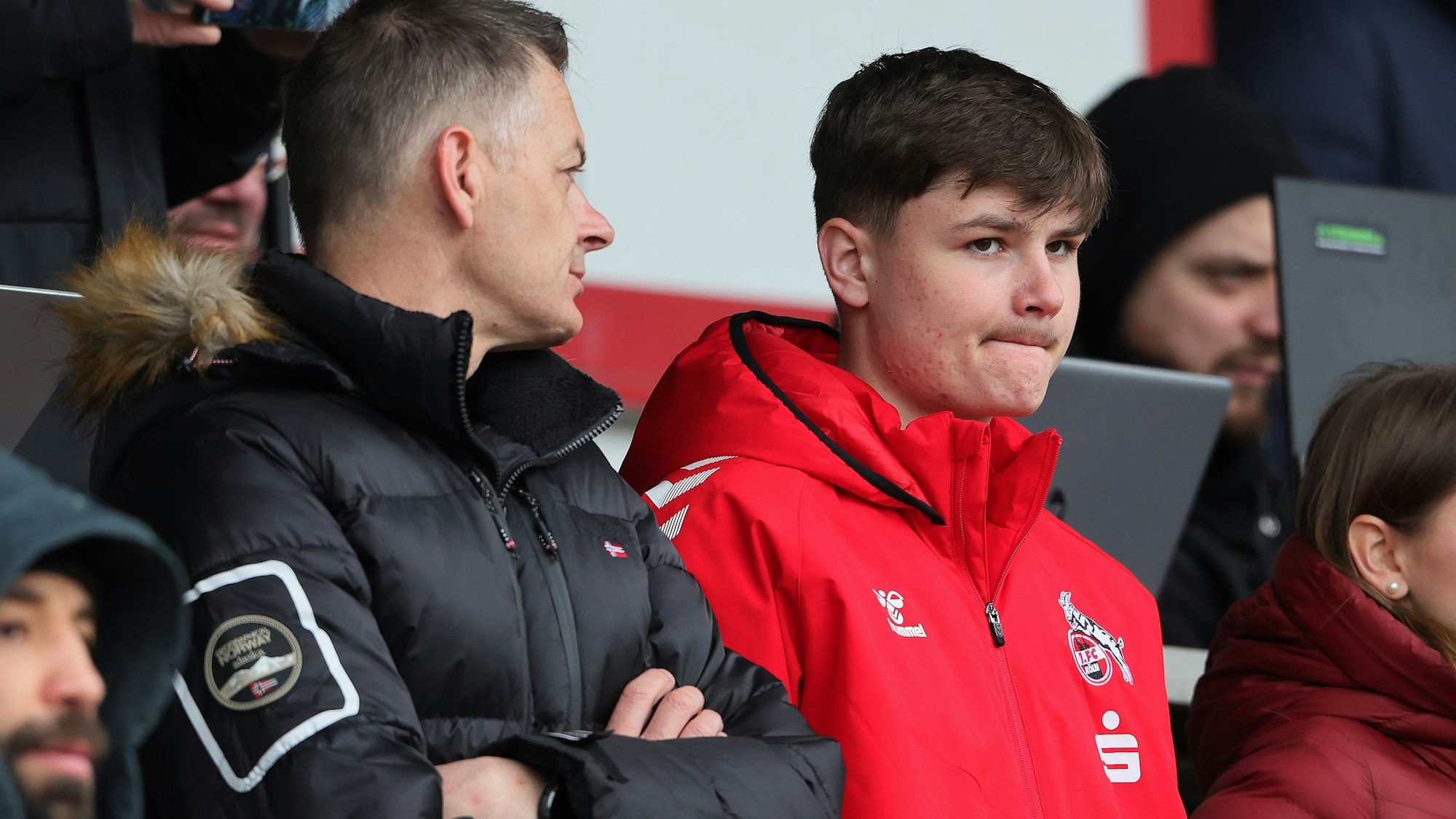 1.FC Köln U19 vs. Hertha BSC Berlin U19, DFB Pokal Halbfinale, auf der Tribüne: Jaka Cuber Potocnik mit seinem Vater, 03.04.2023, Bild: Herbert Bucco