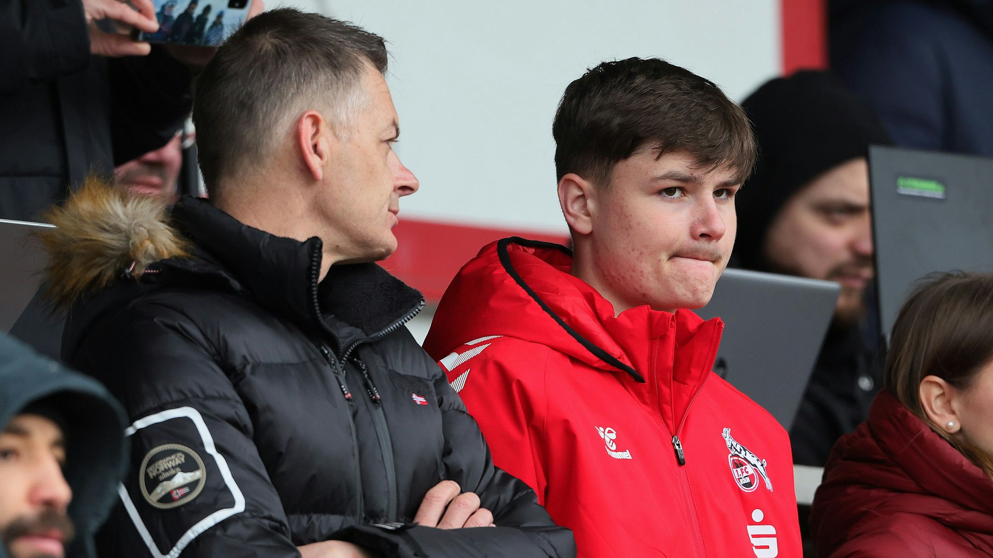 Jaka Cuber Potocnik (r.) mit seinem Vater auf der Tribüne bei einem Spiel des 1. FC Köln. Der 17-Jährige wird wegen Unregelmäßigkeiten beim Wechsel ans Geißbockheim für vier Monate gesperrt. Er gilt als Riesen-Talent.