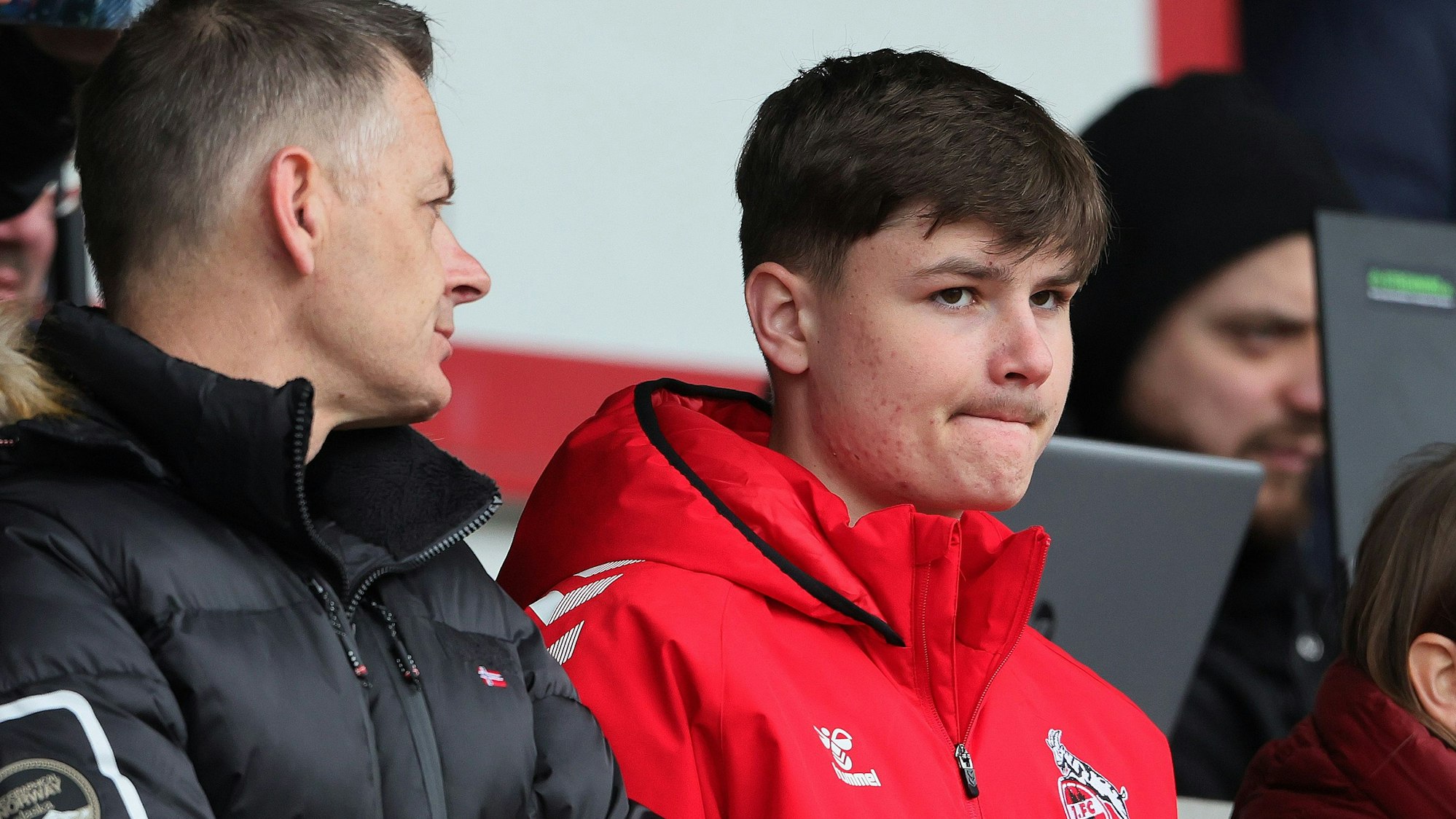 Jaka Cuber Potocnik verfolgt mit seinem Vater das Spiel der Kölner A-Junioren im Franz-Kremer-Stadion, für das er nach dem Fifa-Urteil gesperrt war.