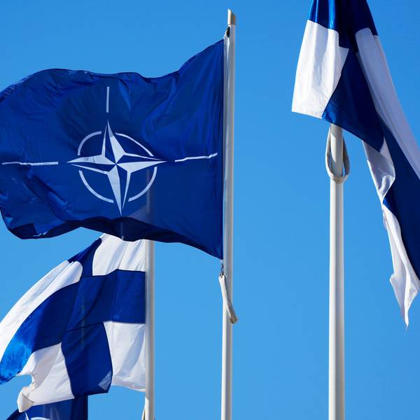 04.04.2023, Finnland, Helsinki: Die Nato-Flagge (M) und die finnische Flagge flattern über dem Gebäude des finnischen Außenministeriums.