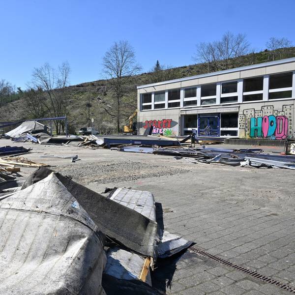 Die Kürtener Sporthalle wird derzeit abgerissen.