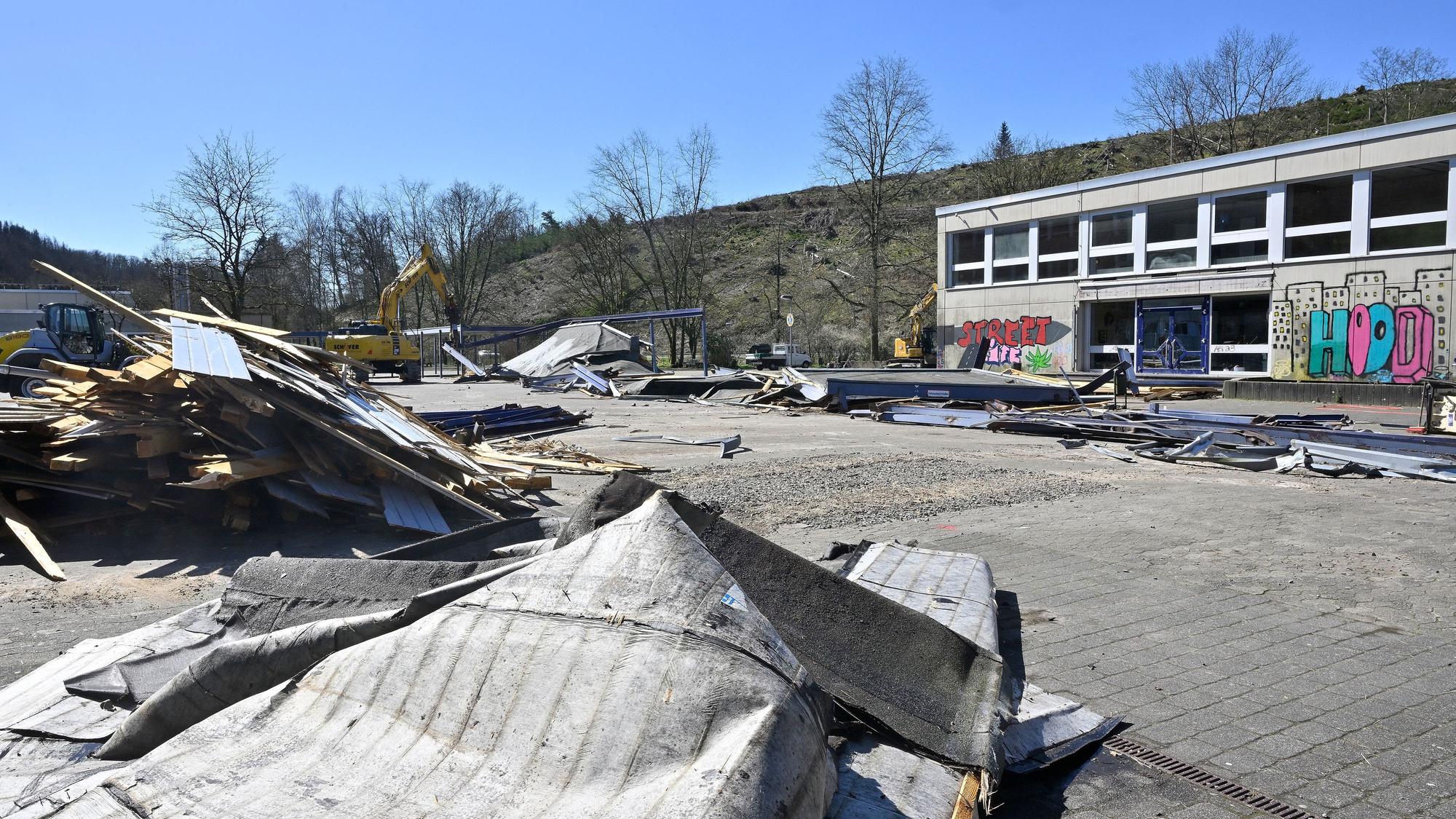 Die Kürtener Sporthalle wird derzeit abgerissen.