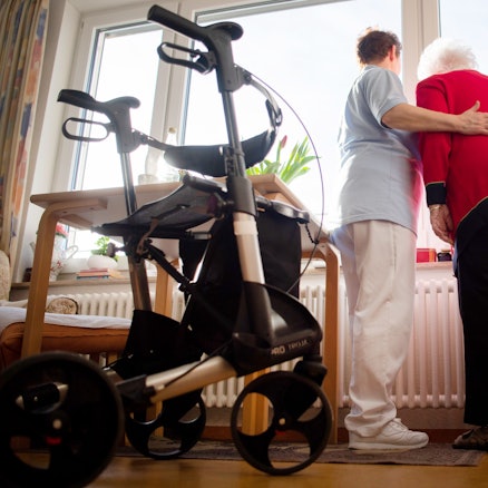 ARCHIV - 15.01.2020, Baden-Württemberg, Böblingen: Eine Pflegerin (l) und eine Bewohnerin des Pflegeheims schauen zusammen aus einem Fenster im Wohnbereich des Pflegeheims. (zu dpa «Spahn will langfristig Pflegebedürftige finanziell entlasten ») Foto: Tom Weller/dpa +++ dpa-Bildfunk +++