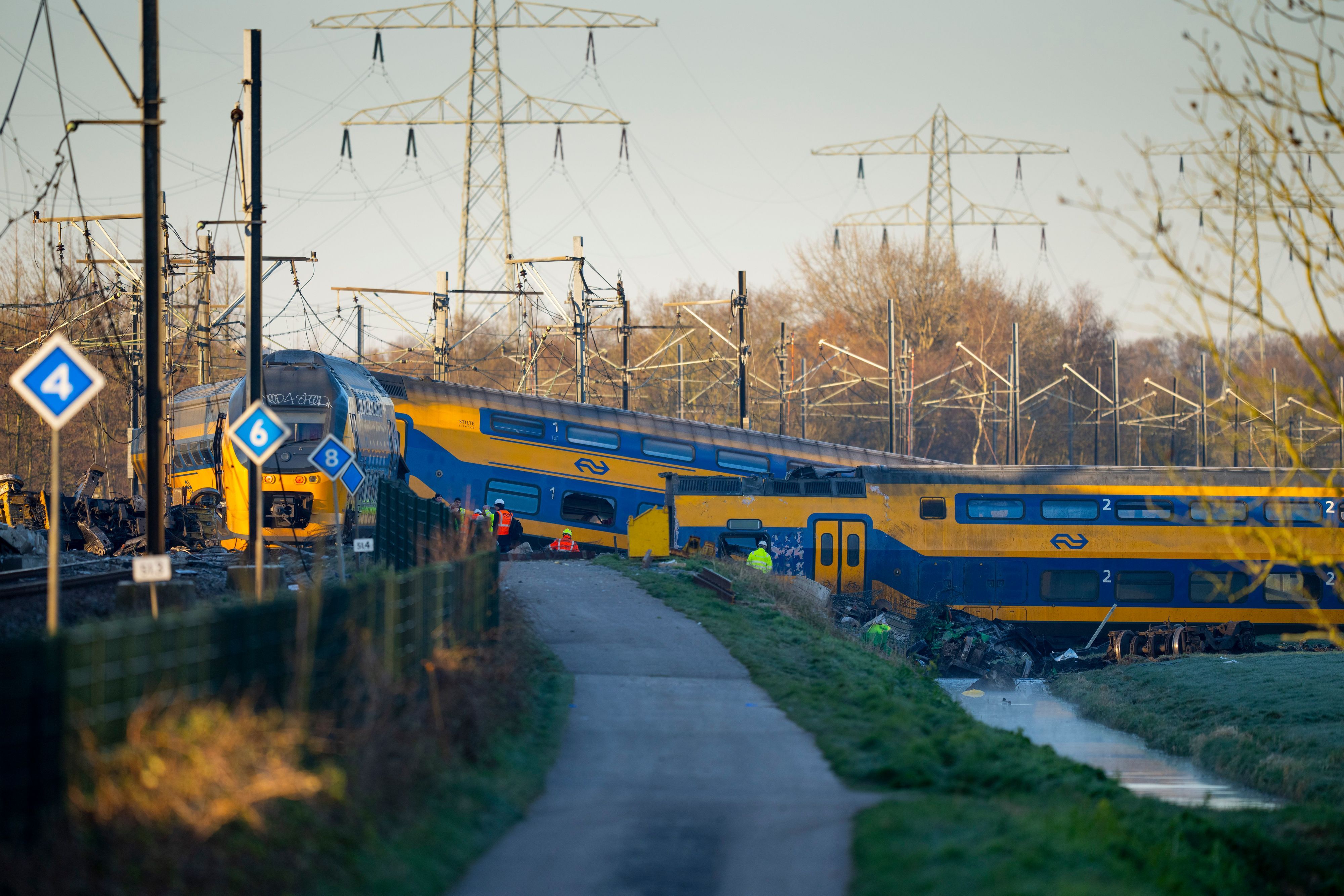 Entgleiste Zugwaggons in Voorschoten