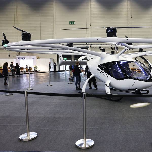 Das elektrische Lufttaxi Volocopter des Herstellers Volocity steht in der Messehalle.