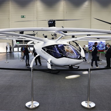 Das elektrische Lufttaxi Volocopter des Herstellers Volocity steht in der Messehalle.