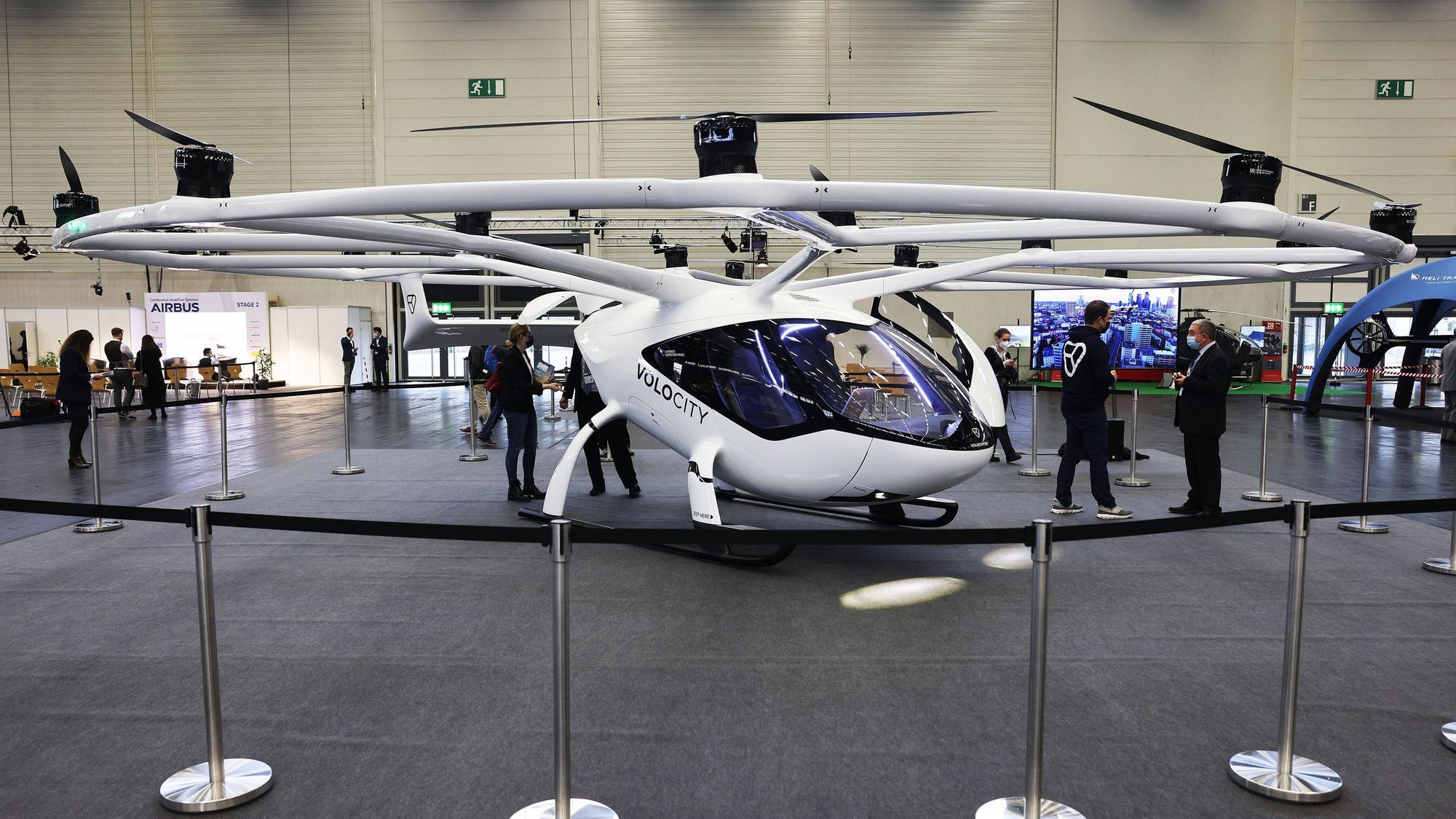 Das elektrische Lufttaxi Volocopter des Herstellers Volocity steht in der Messehalle.