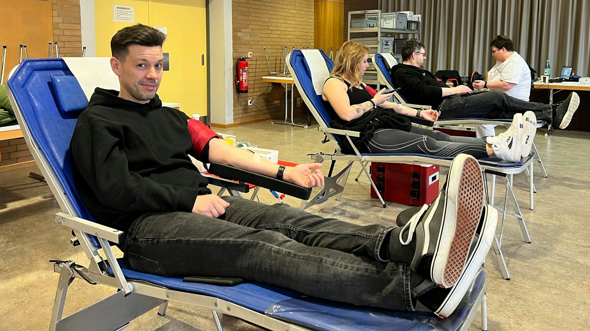 Daniel Dylong spendet Blut in Steinbüchel