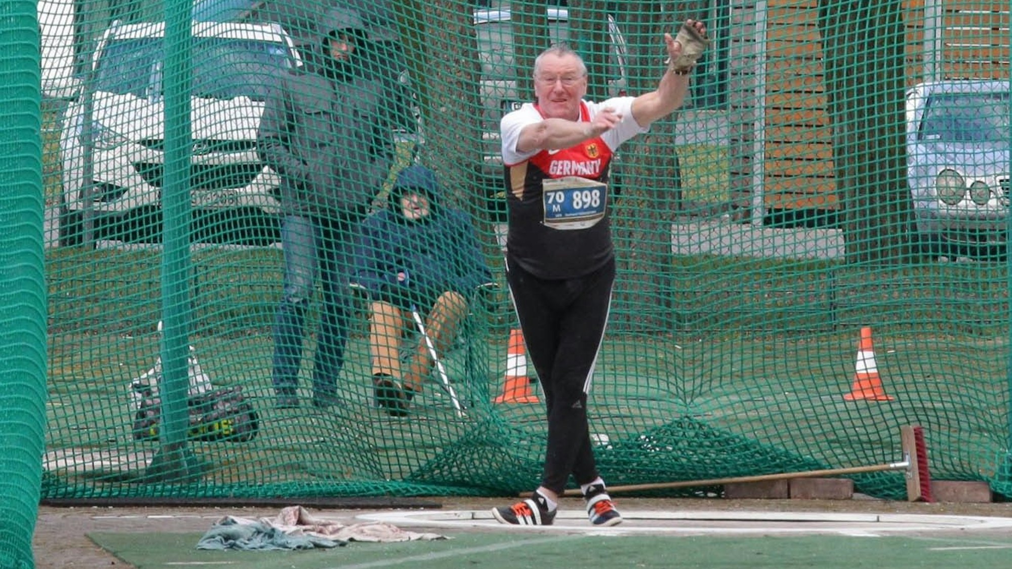 Gerhard Heduschke vom LTV im Hammerwurf-Ring bei der Senioren-Weltmeisterschaft im polnischen Torun