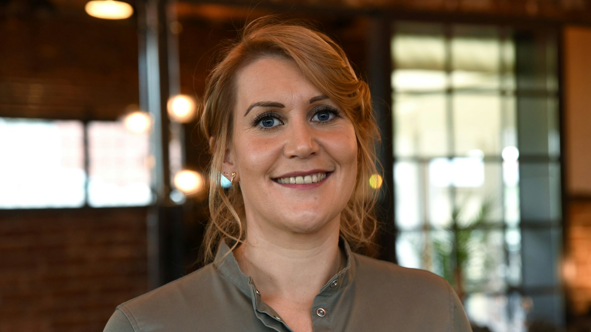 Julia Komp lächelt in die Kamera.