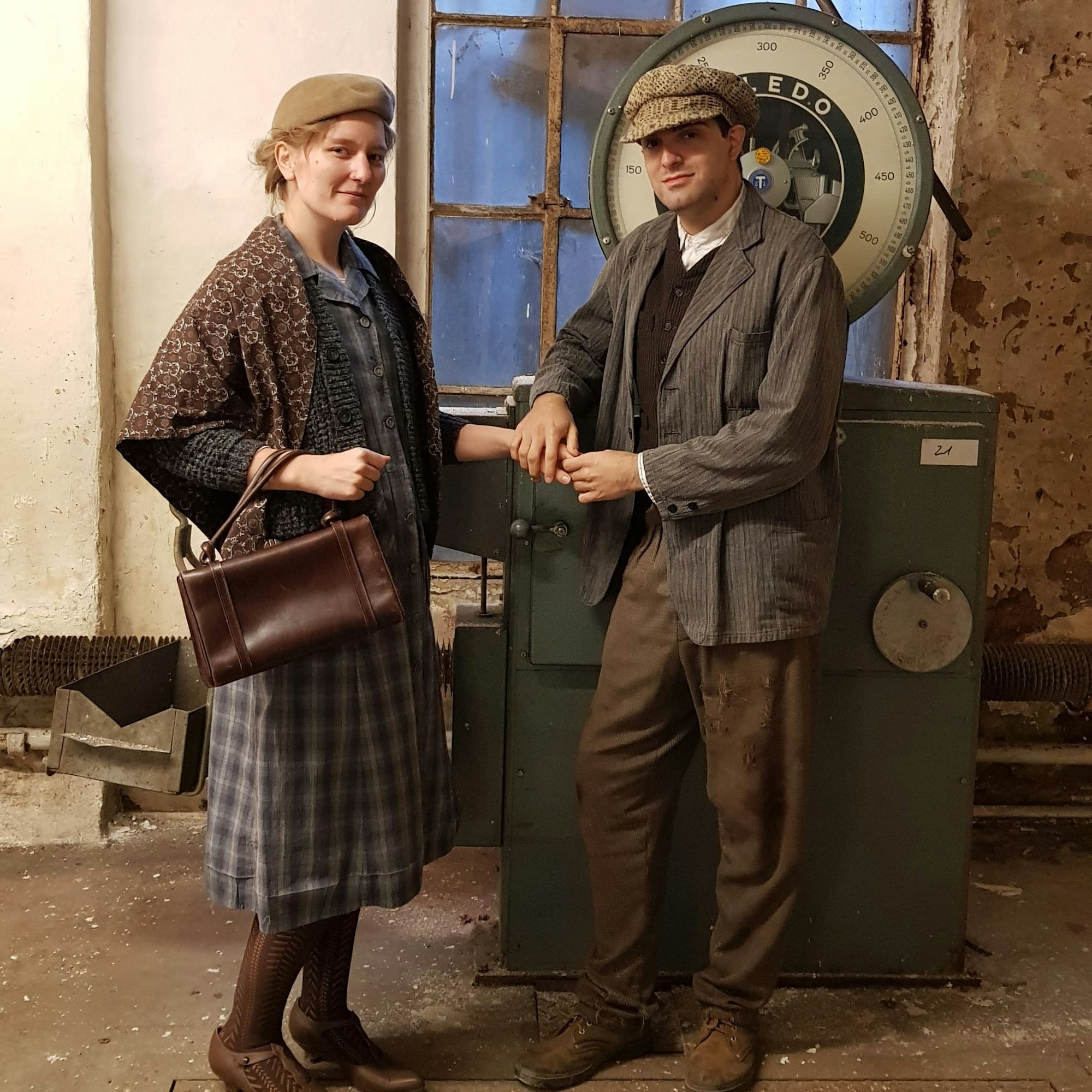 Die beiden sind gekleidet wie in den 1920ern.