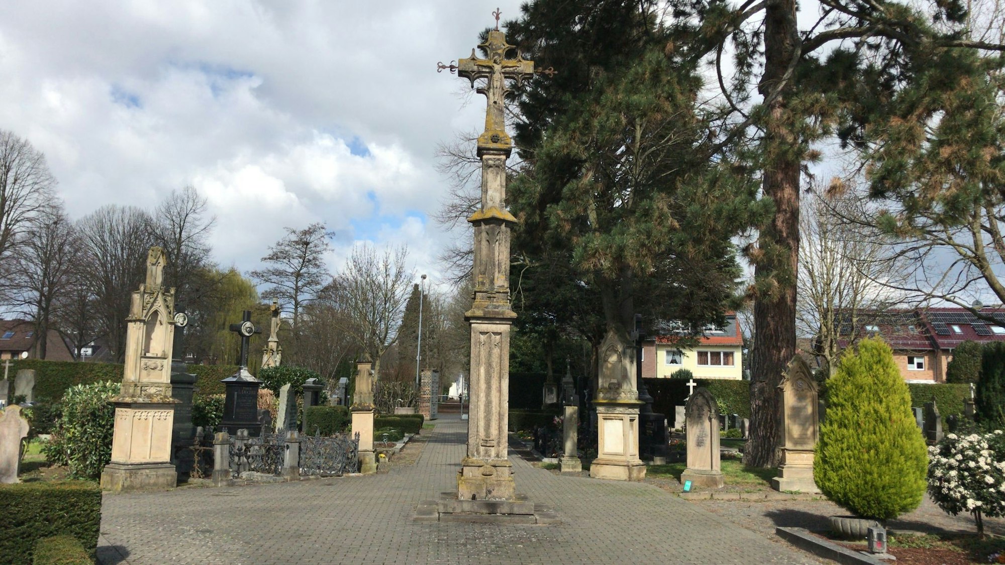Das denkmalgeschützte Holzkreuz mit Kruzifixus an der Kaiser-Otto-Straße zum Brauweiler Friedhof.
