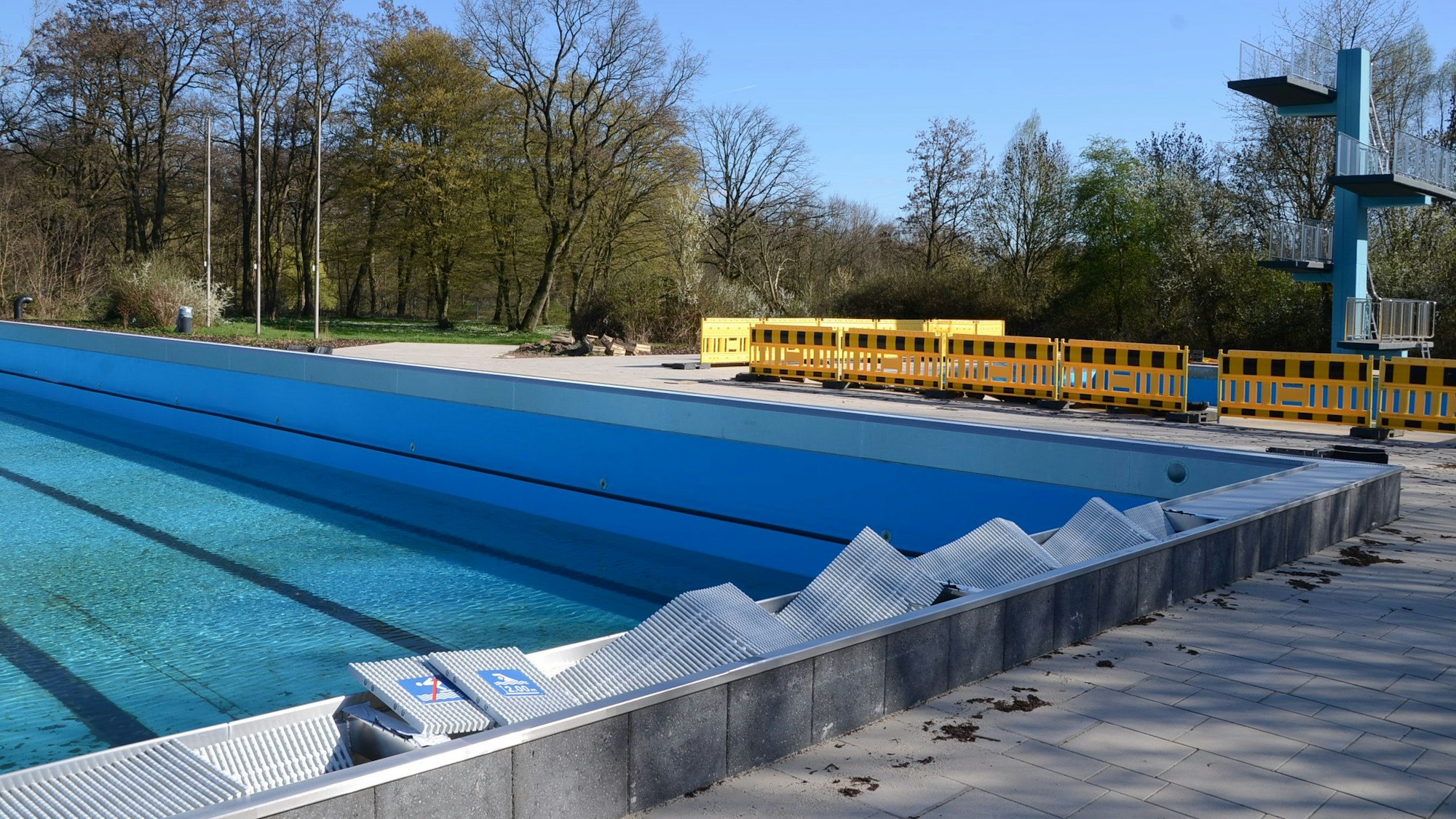 Ein leeres Schwimmerbecken in einem Freibad.
