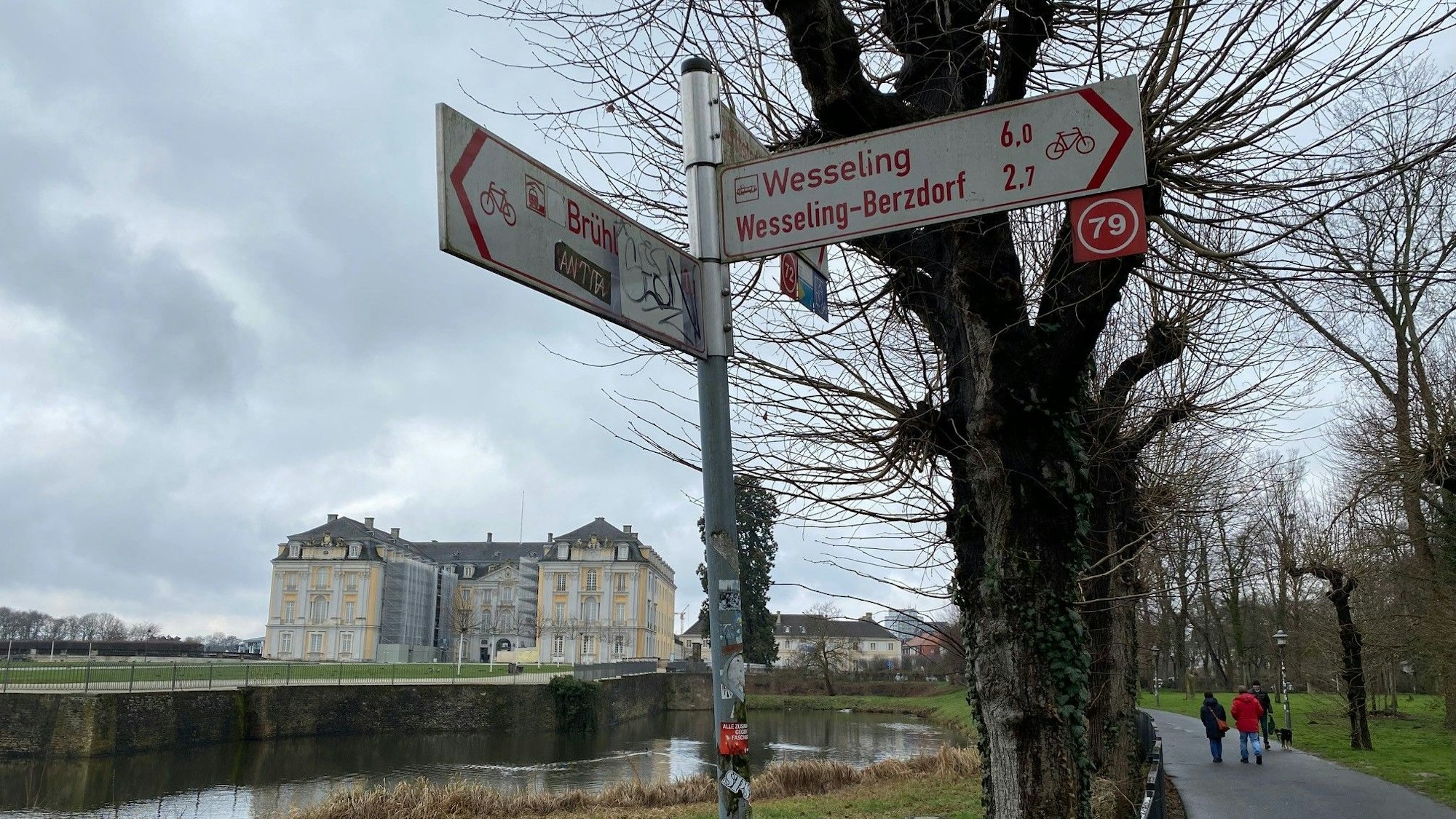 Rot-weißes Hinweisschild zur Brühler City