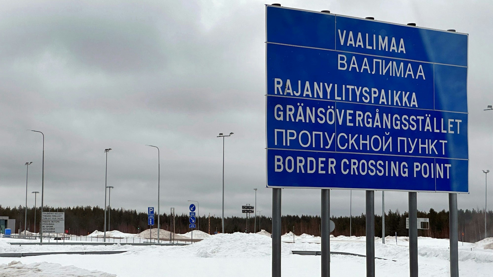 Ein Schild weist auf den Grenzübergang von Finnland nach Russland in Vaalimaa hin.