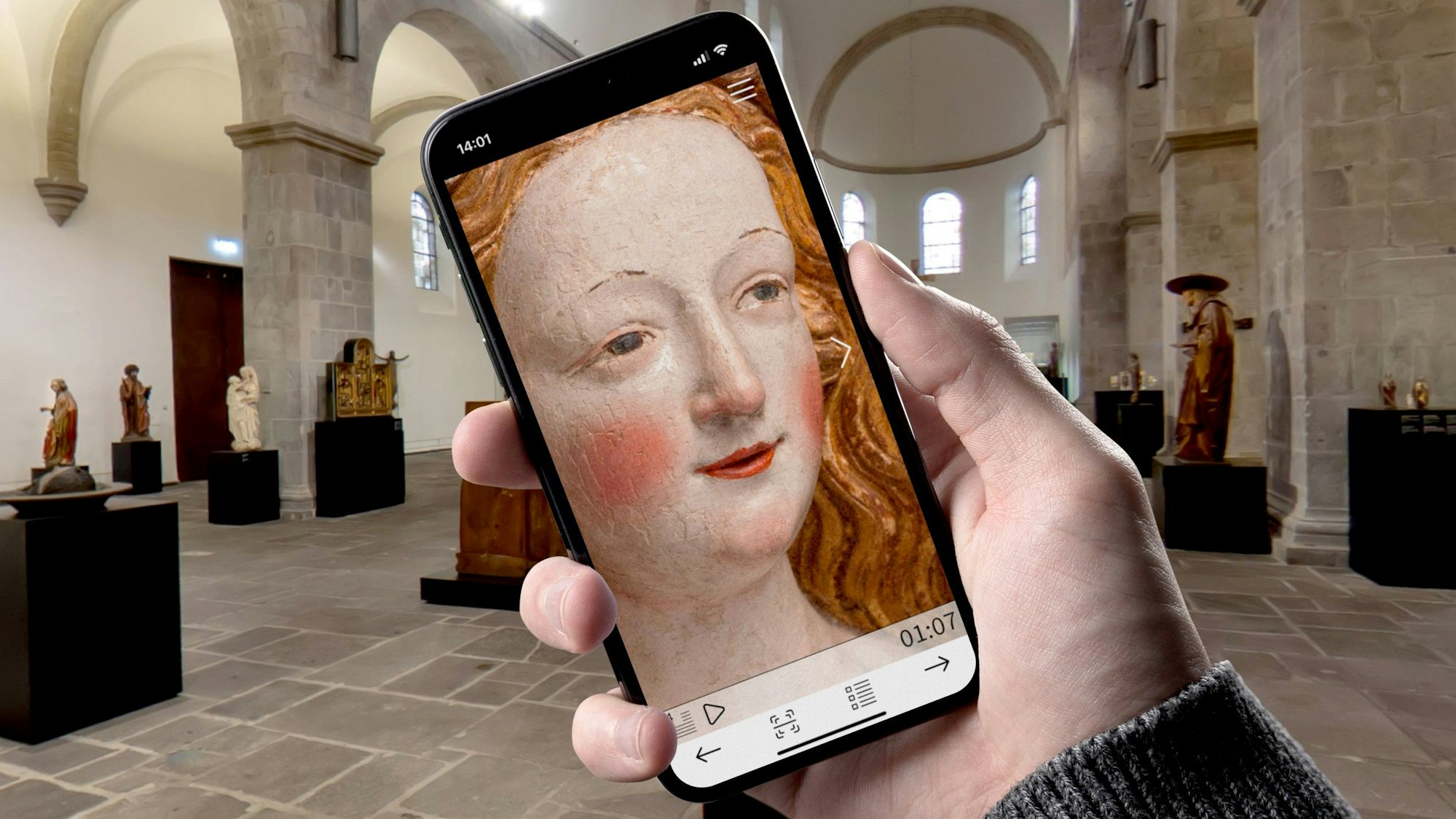 Smartphone mit vergrößertem Gemälde. Jemand hält das Smartphone in einem Museumsraum