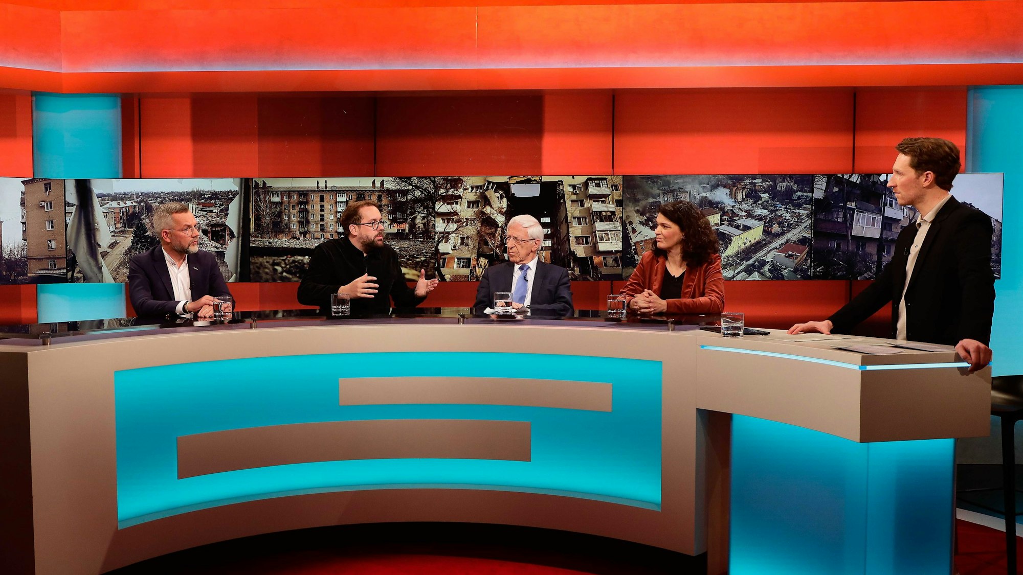 „Hart aber Fair“ mit Michael Roth (v.l.n.r.), Paul Ronzheimer, Franz Alt, Ulrike Winkelmann und Moderator Louis Klamroth.