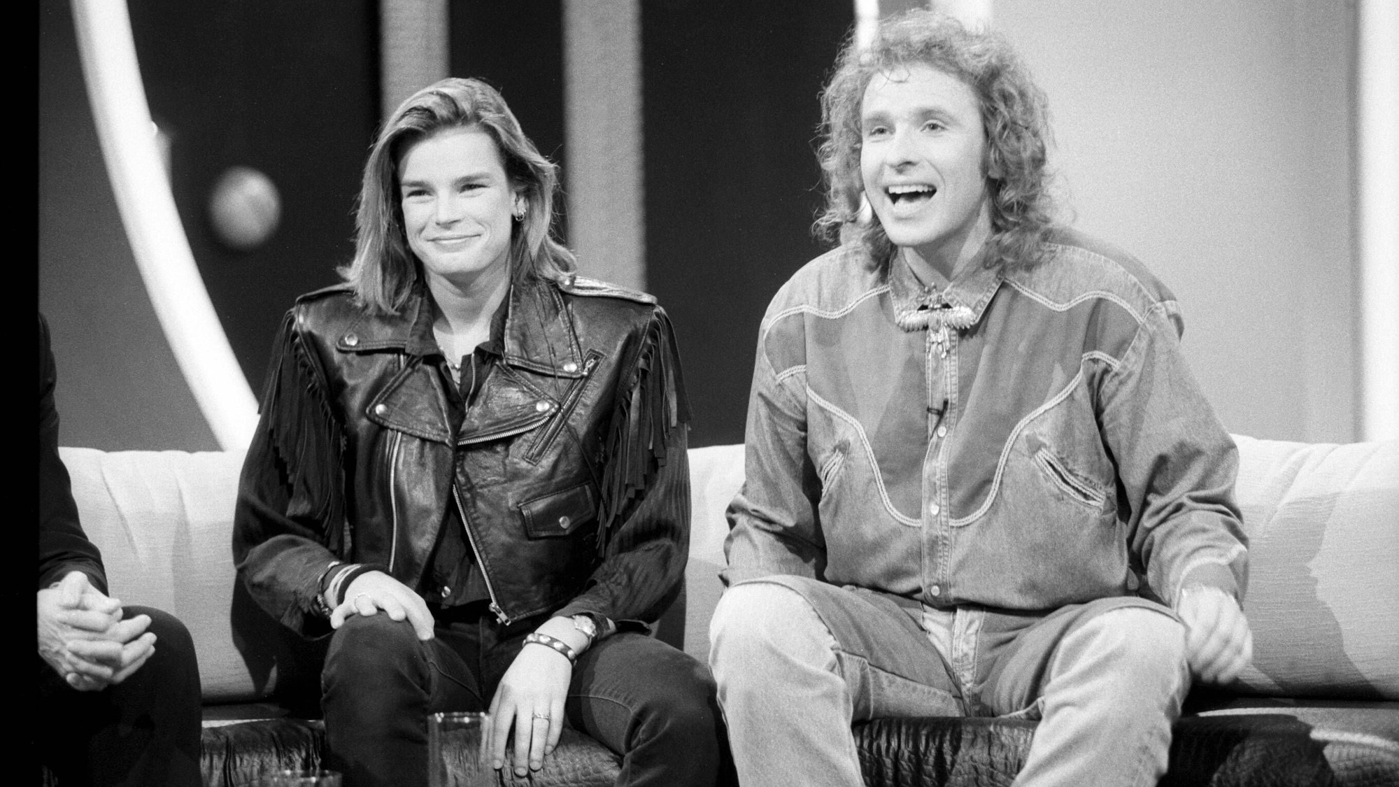 Stéphanie von Monaco neben Thomas Gottschalk auf einer Couch.