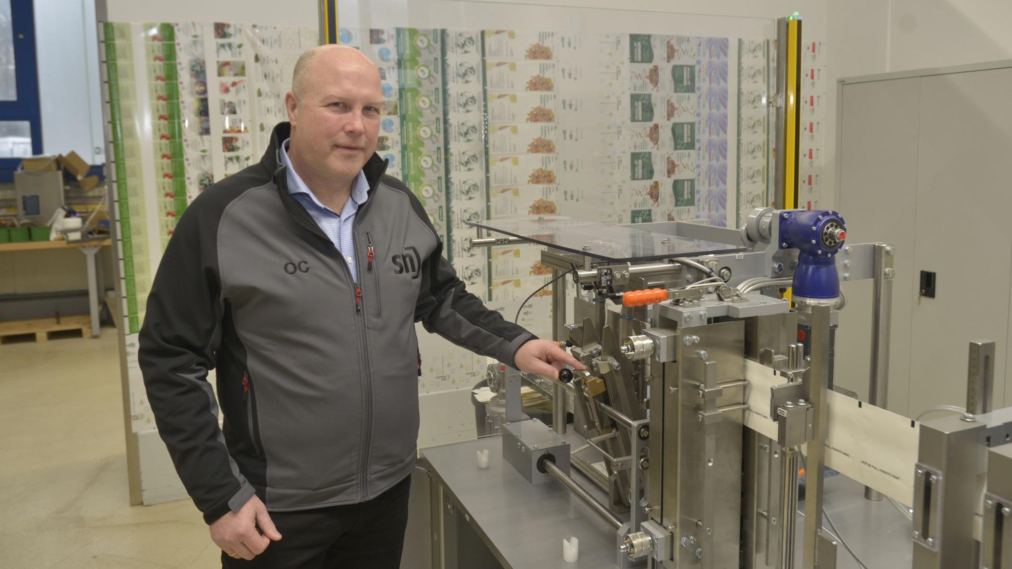 Wipperfürther Olaf Clemens, Geschäftsführer SN Maschinenbau, steht an einer Maschine in einer Werkstatt.