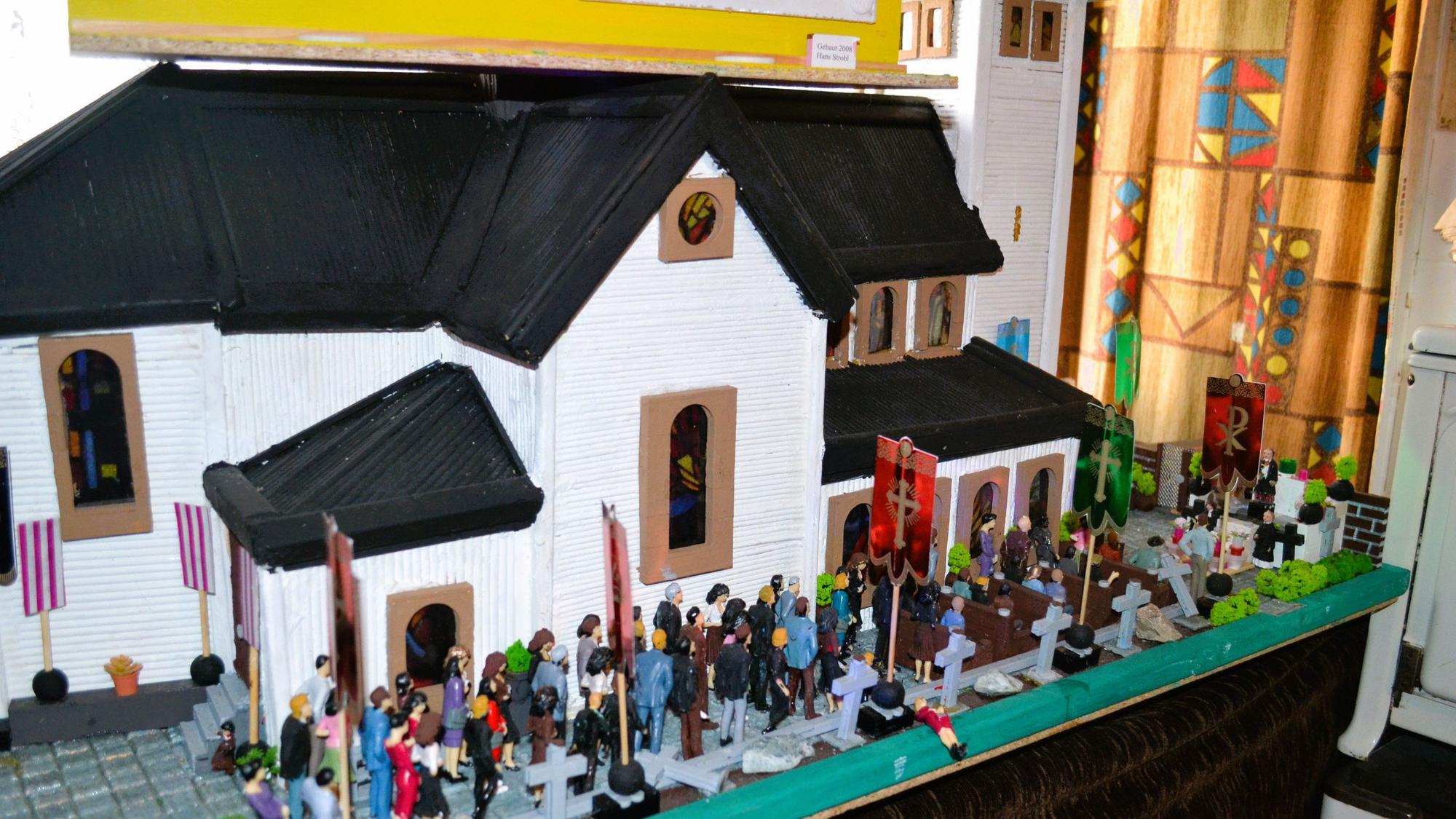 Die Altenrather Kirche detailgetreu aus zahnstochern nachgebaut.