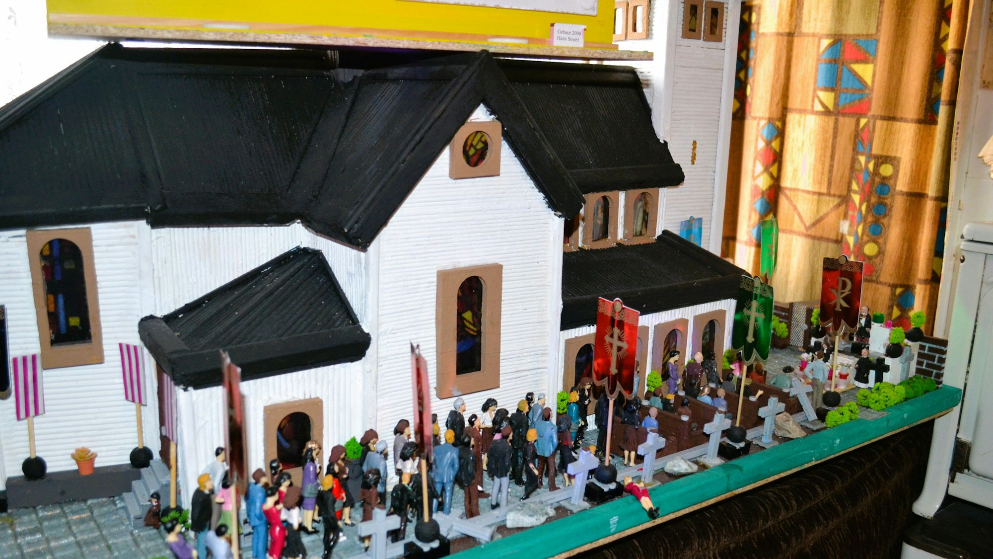 Die Altenrather Kirche detailgetreu aus zahnstochern nachgebaut.