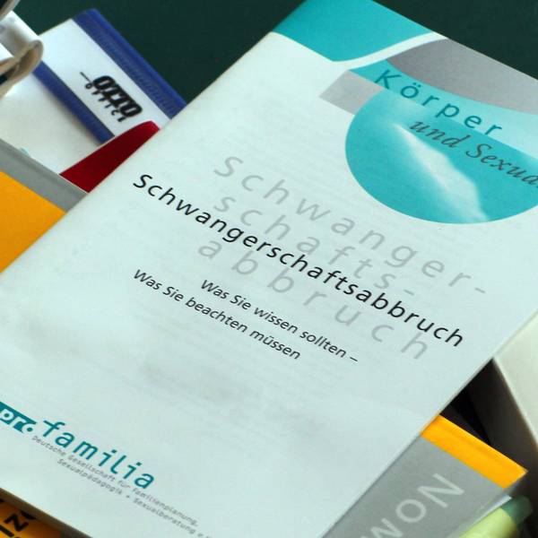 Bücher und Informationshefte zu Schwangerschaftsabbrüchen liegen in einem Raum.