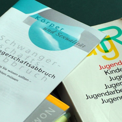 Bücher und Informationshefte zu Schwangerschaftsabbrüchen liegen in einem Raum.