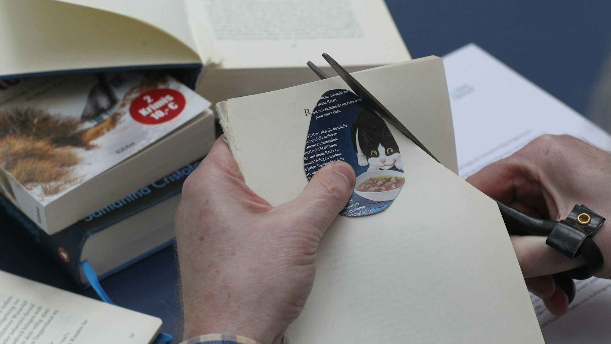 Klaus Heuschötter schneidet mit einer Schere um eine Schablone.