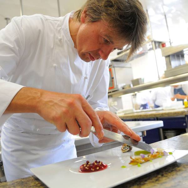 Joachim Wissler ist Koch der Zwei-Sterne-Küche im Restaurant Vendome im Grandhotel Schloss Bensberg. Hier ist er konzentriert bei der Arbeit in der Küche zu sehen.