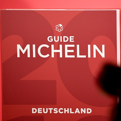 Der Guide Michelin für Deutschland wird am Rande der Verleihung der Sterne gezeigt.