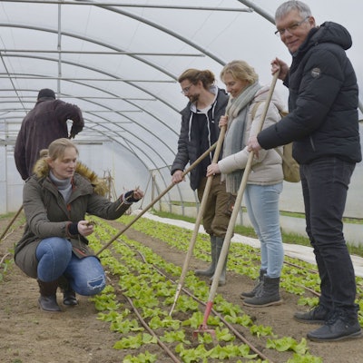 Wipperfürth, Kremershof, 1-Euro-Kraft Sascha Hilbig erhält Arbeitsvertrag. Gerhard Kürten, Sabine Buchheim, Patrick Beyer, Kamila Andrys und Sascha Hilbig (v.r.)