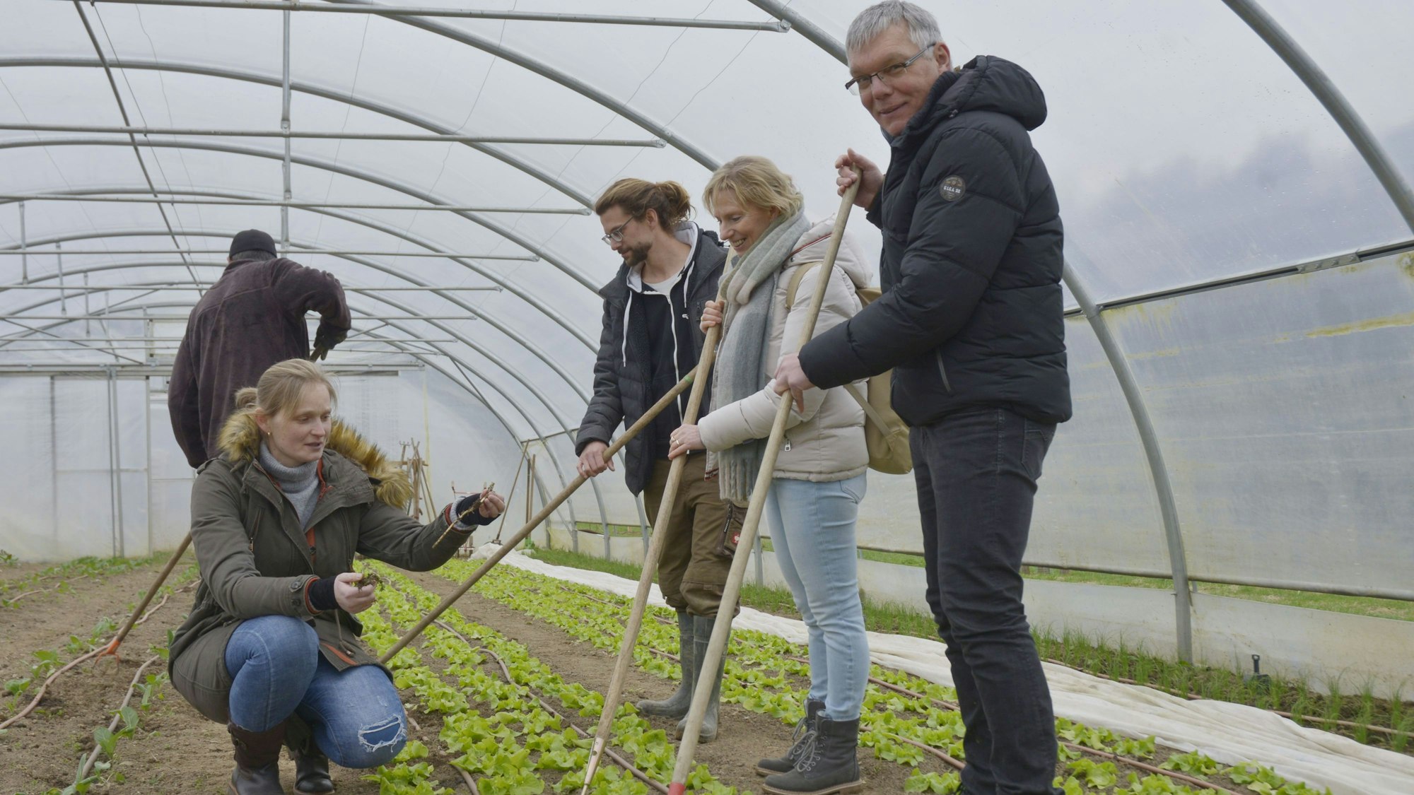 Wipperfürth, Kremershof, 1-Euro-Kraft Sascha Hilbig erhält Arbeitsvertrag. Gerhard Kürten, Sabine Buchheim, Patrick Beyer, Kamila Andrys und Sascha Hilbig (v.r.)