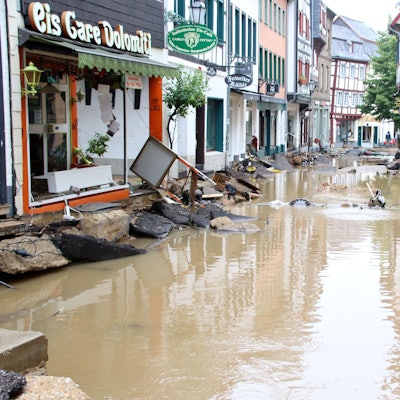 Das Wasser steht einen Tag nach der Flutkatastrophe noch in der Orchheimer Straße in Bad Münstereifel.