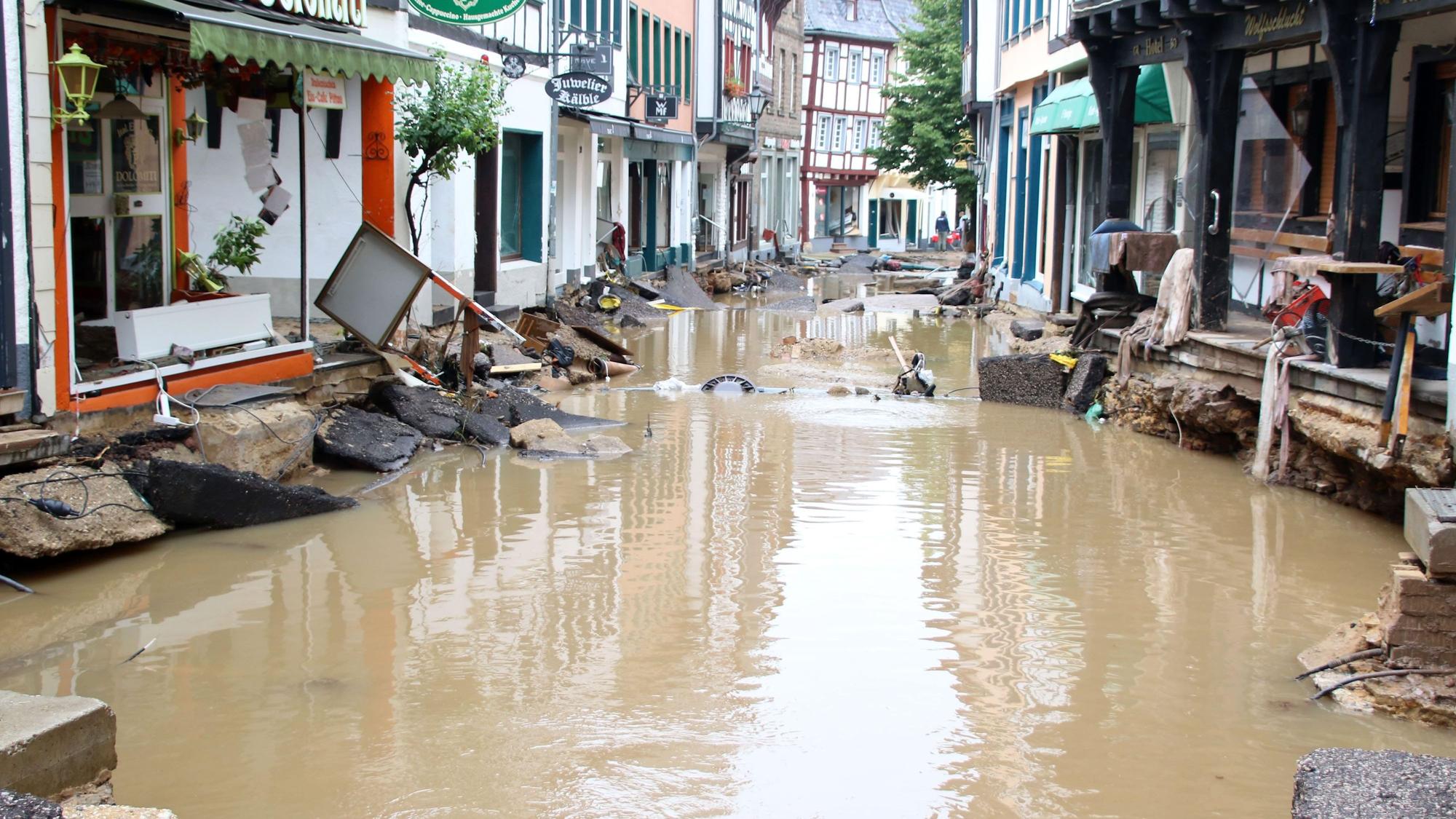 Das Wasser steht einen Tag nach der Flutkatastrophe noch in der Orchheimer Straße in Bad Münstereifel.