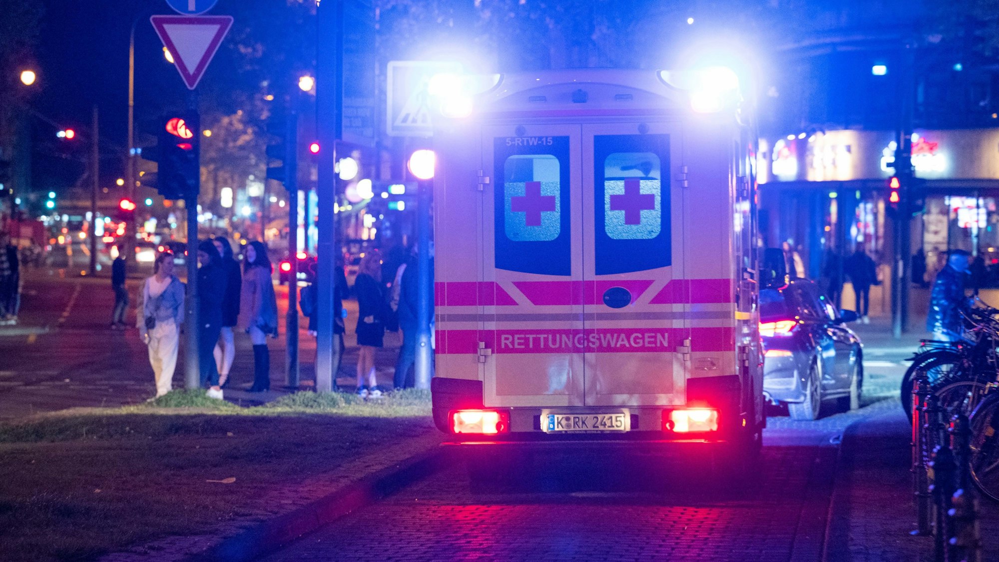 Ein Rettungswagen ist am Rudolfplatz im Einsatz – Hinteransicht.
