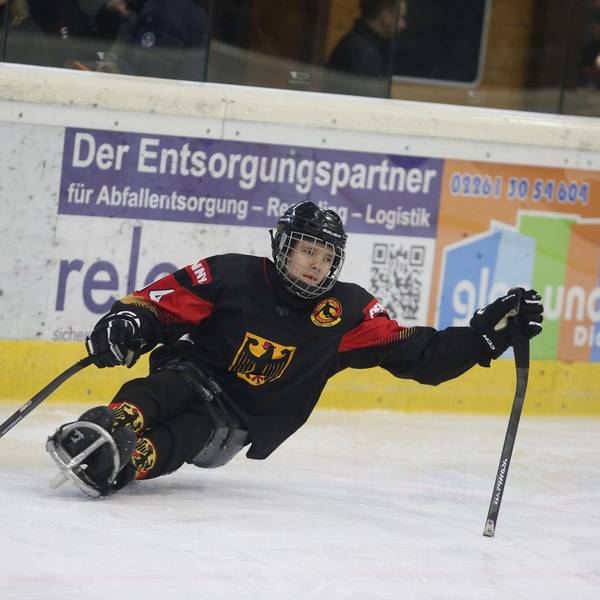 Zu sehen ist ein Para-Eishockey-Spieler auf dem Eis.