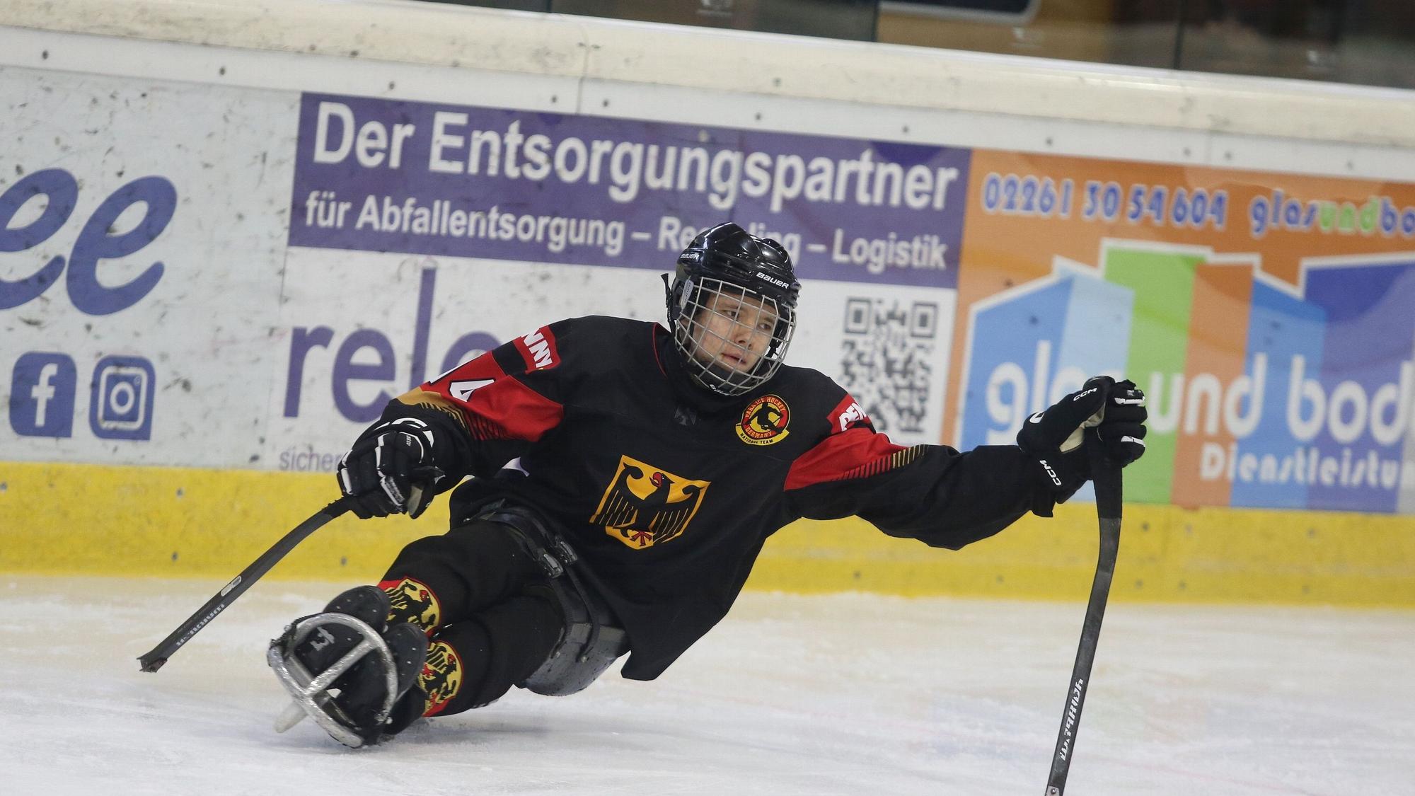 Zu sehen ist ein Para-Eishockey-Spieler auf dem Eis.