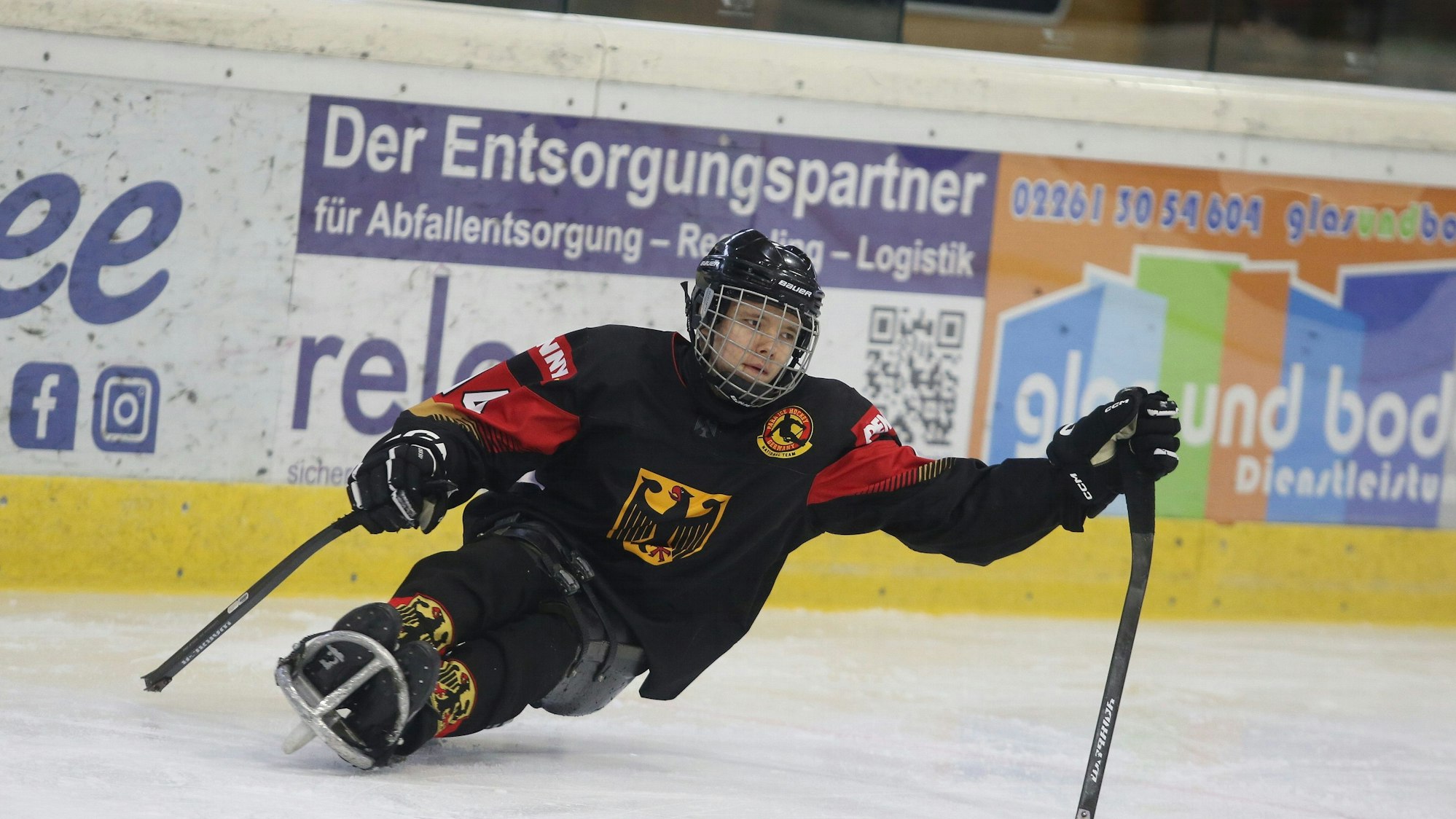 Zu sehen ist ein Para-Eishockey-Spieler auf dem Eis.