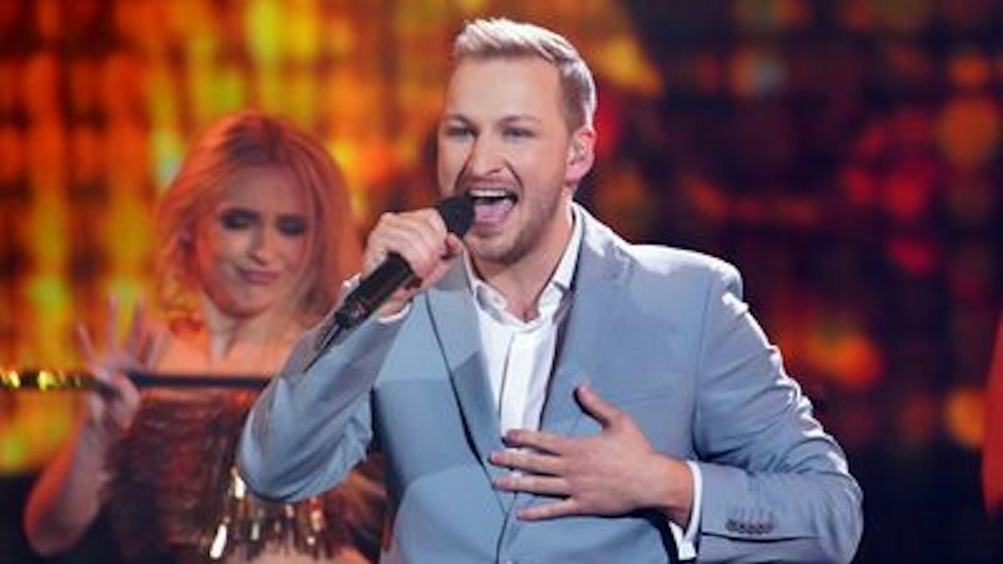 David Leischik aus Hürth auf der DSDS-Bühne