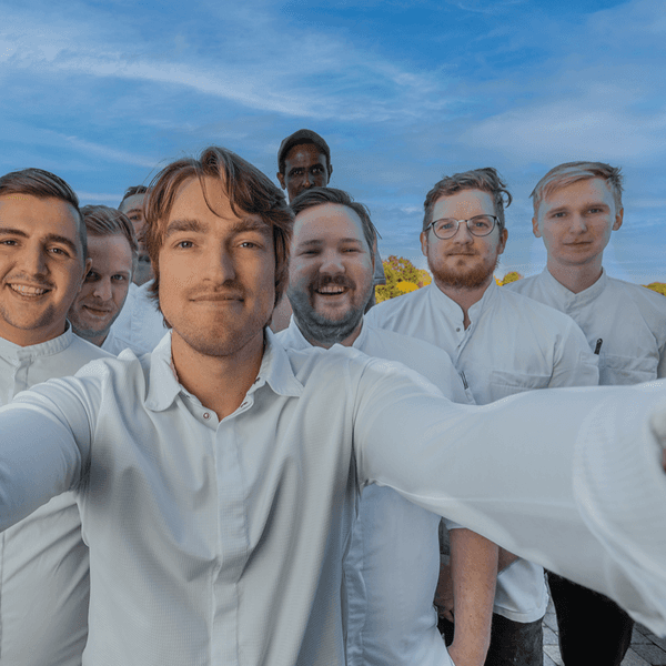 Auf dem Foto ist Küchenchef Torben Schuster mit seinem Team von Gut Lärchenhof zu sehen.