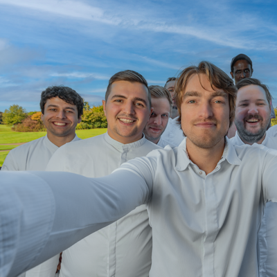 Auf dem Foto ist Küchenchef Torben Schuster mit seinem Team von Gut Lärchenhof zu sehen.
