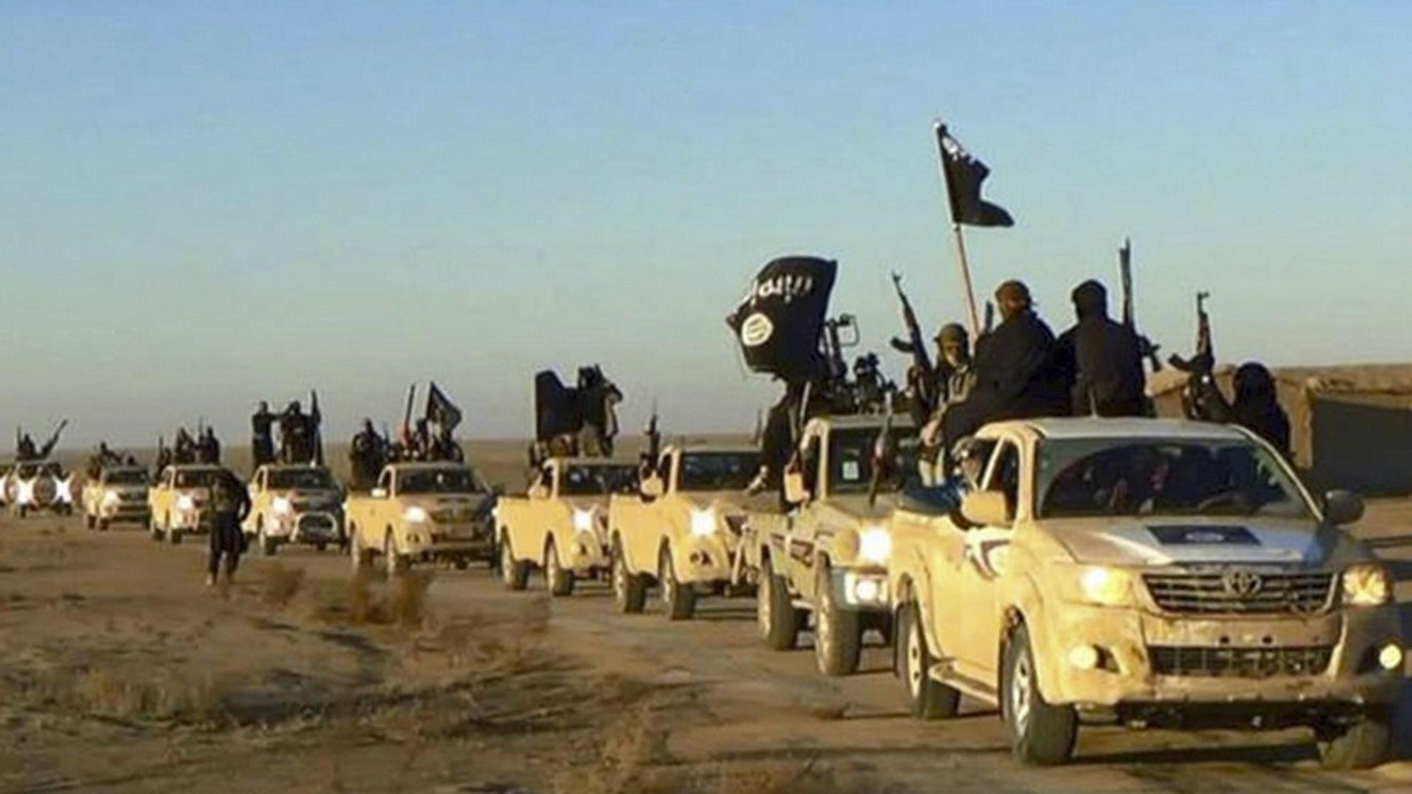 Das undatierte Foto, das von einer militanten Website über die Nachrichtenagentur AP zur Verfügung gestellt wurde, zeigt einen Fahrzeugkonvoi mit Mitgliedern der Terrormiliz Islamischer Staat (IS), auf dem Weg von Al-Rakka (Syrien) in den Irak. (Archivbild)