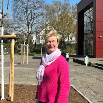 Silke Thyssen, Leiterin Planung und Bauausführung im Fachbereich Stadtgrün, stellt den neu gestalteten Schulhof am Lise-Meitner-Gymnasium vor
